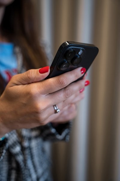 Nahaufnahme Hände: Frau hält Smartphone in der Hand