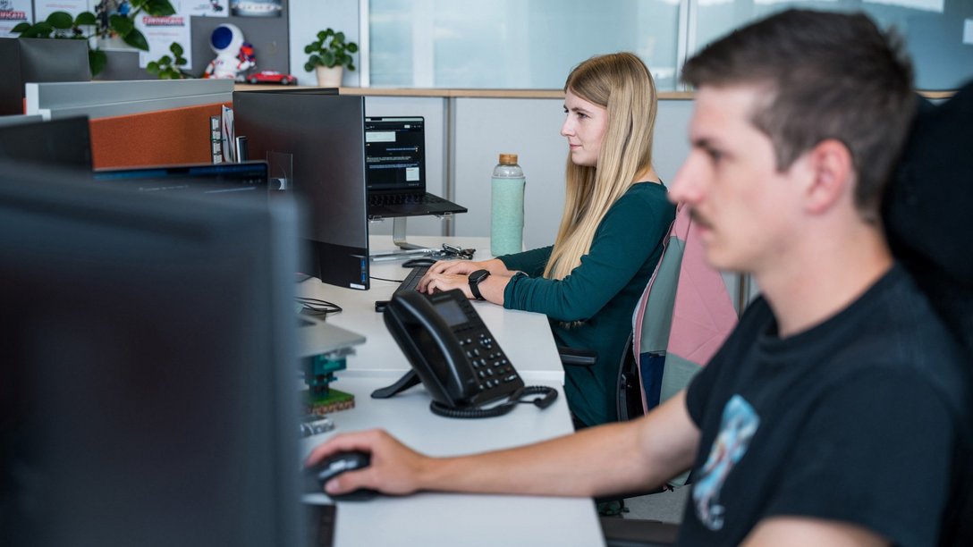 SIWA Techniker bei der Arbeit vorm Computer