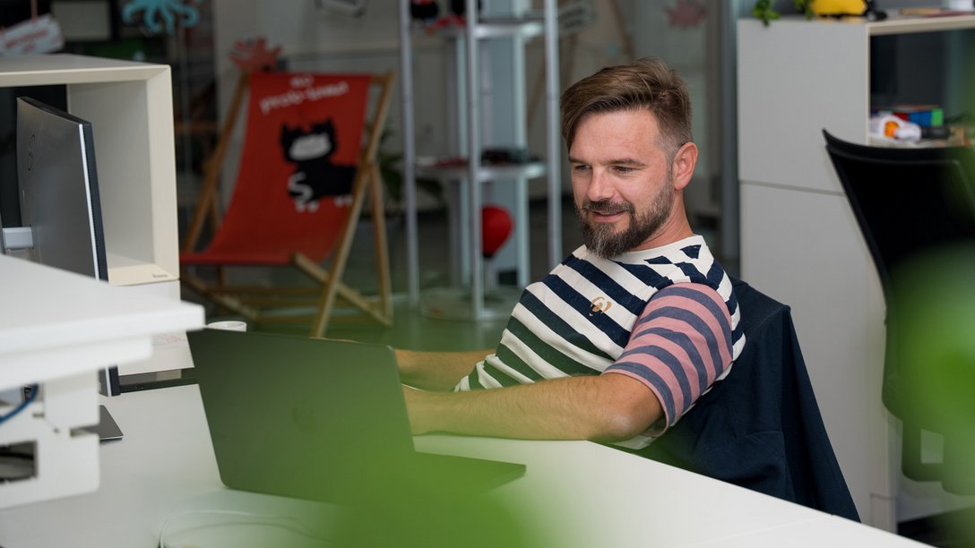 SIWA IT-Sicherheits Experte vor dem Laptop