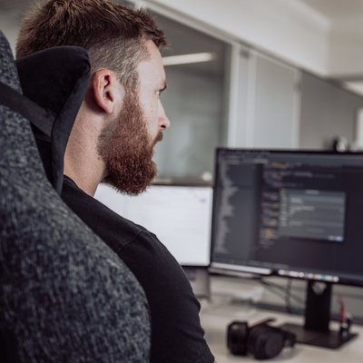 SIWA Pimcore Specialist bei der Arbeit am Computer