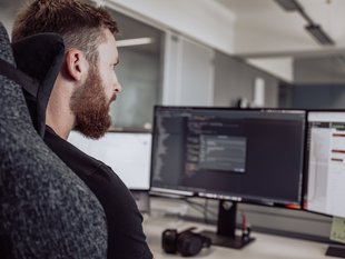 SIWA Pimcore Specialist bei der Arbeit am Computer