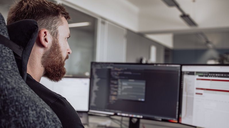 SIWA Pimcore Specialist bei der Arbeit am Computer