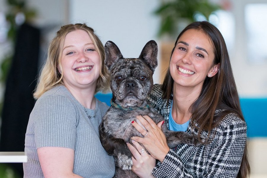 SIWA CISO und Marketing Mitarbeiterin mit Bulldogge