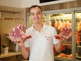 Fleischerei Derndl Mitarbeiter mit Fleisch in der Hand