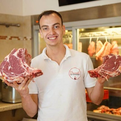 Fleischerei Derndl Mitarbeiter mit Fleisch in der Hand