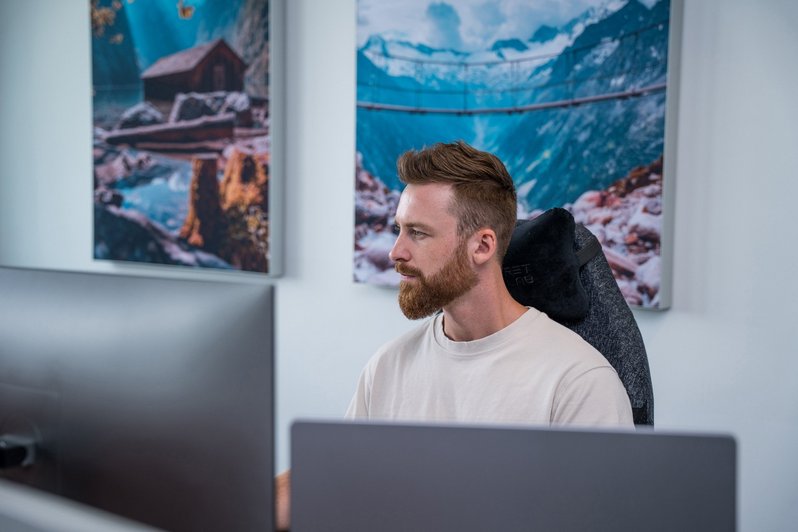 SIWA PIM Experte und Developer bei der Arbeit