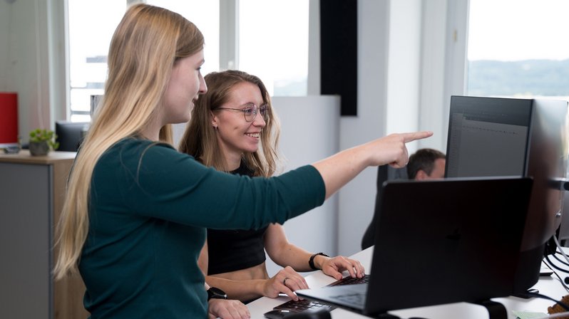 SIWA Mitarbeiterinnen beim Computer