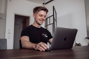SIWA Odoo Experte bei der Arbeit am Laptop