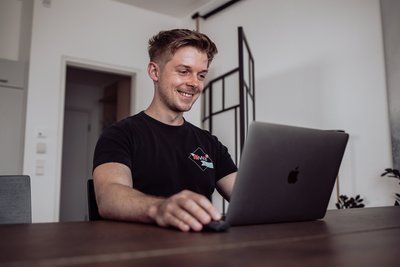 SIWA Odoo Experte bei der Arbeit am Laptop