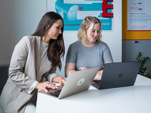SIWA Projektmanagerinnen bei der Projektbesprechung für Unternehmens KI