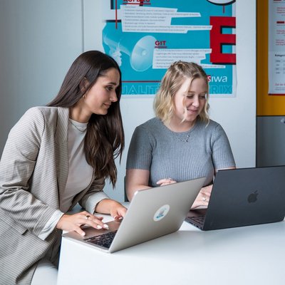 SIWA Projektmanagerinnen bei der Projektbesprechung für Unternehmens KI