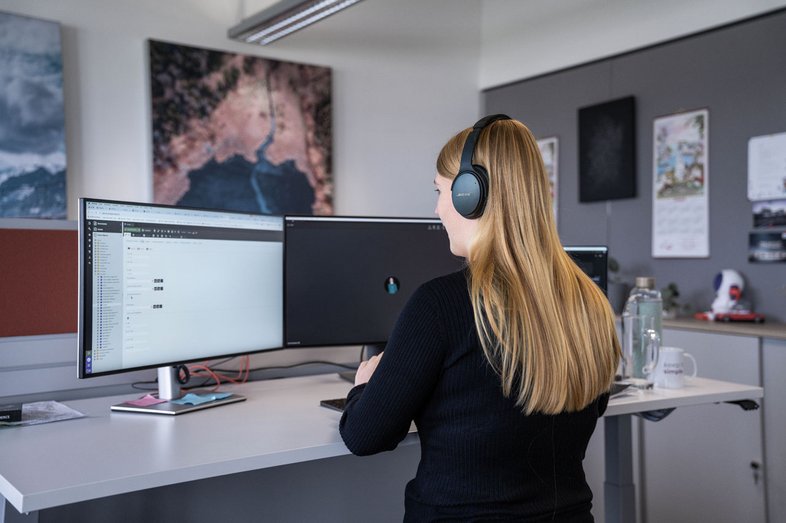 SIWA Developerin bei der Arbeit 