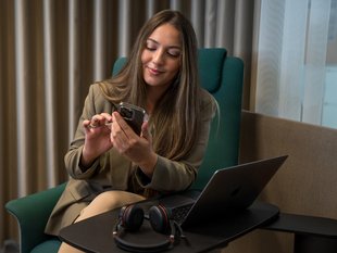 SIWA Mitarbeiterin mit Smartphone in der Hand