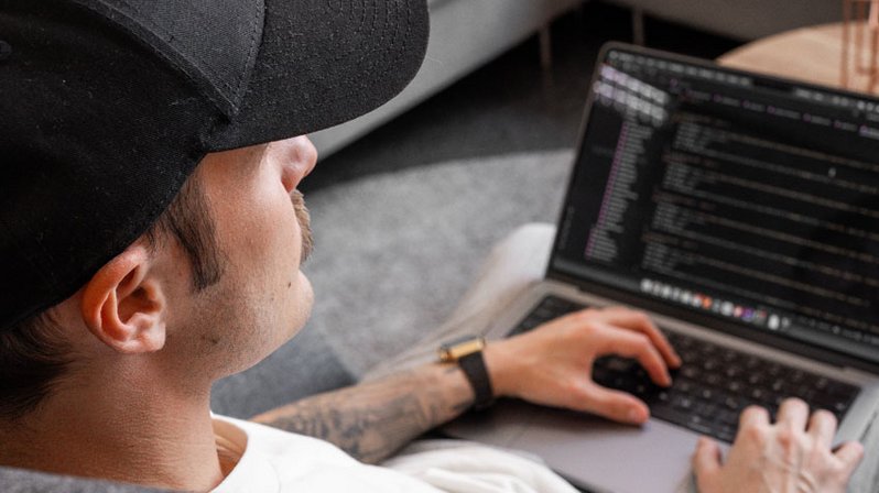 SIWA Developer bei der Arbeit am Laptop