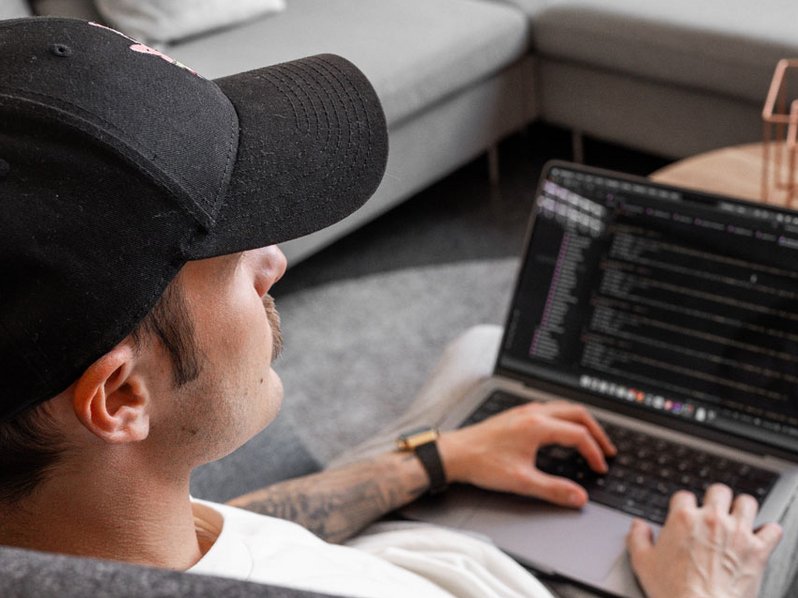 SIWA Developer bei der Arbeit vorm Laptop