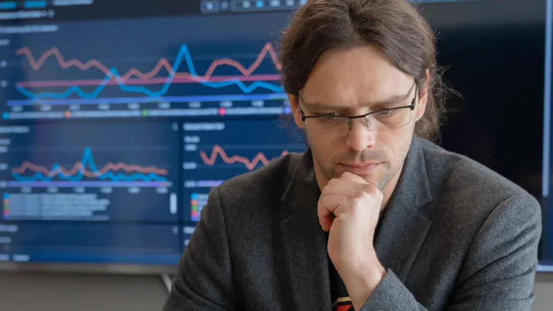 SIWA Infrastruktur Experte bei der Arbeit vorm Laptop