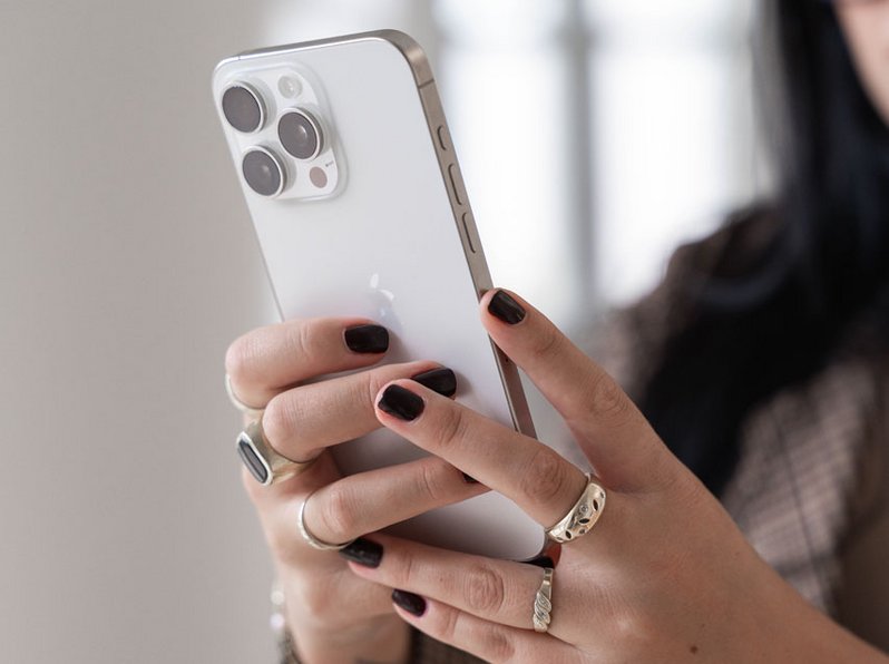SIWA Mitarbeiterin mit Smartphone in der Hand