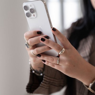 SIWA Mitarbeiterin mit Smartphone in der Hand