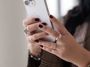 SIWA Mitarbeiterin mit Smartphone in der Hand
