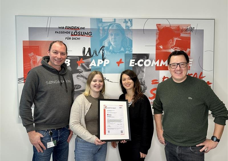 SIWA Geschäftsführer Jochen und Matthias, mit CISO und SIWA Risikomanagerin, welche das Zertifikat in Händen halten