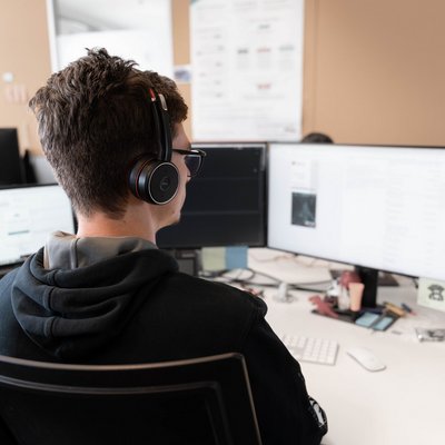 SIWA TYPO3 Entwickler bei der Arbeit am Computer