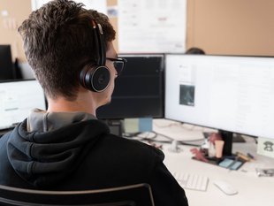 SIWA TYPO3 Entwickler bei der Arbeit am Computer