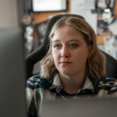 SIWA Mitarbeiterin vorm Laptop