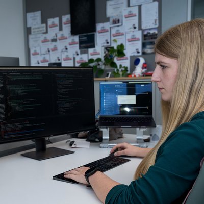 SIWA Developer bei der Arbeit am Laptop