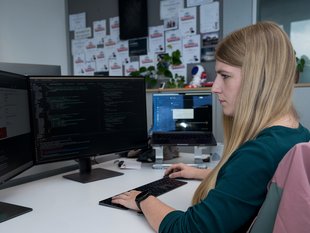 SIWA Developer bei der Arbeit am Laptop
