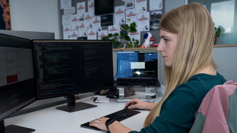 SIWA Entwicklerin bei der Arbeit vor dem Computer