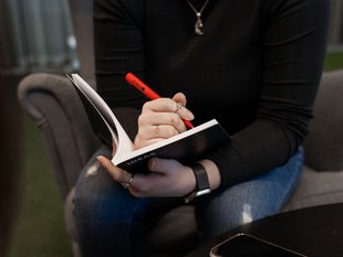 Checkliste im Notizbuch wird abhakt