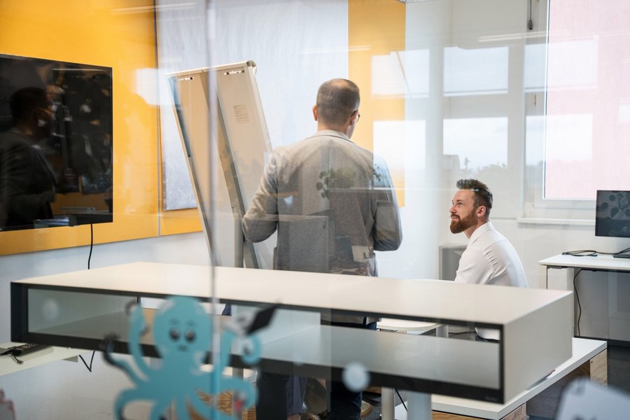 SIWA Head of Sales und Pimcore Experte in der Besprechung