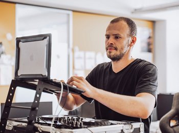 DJ