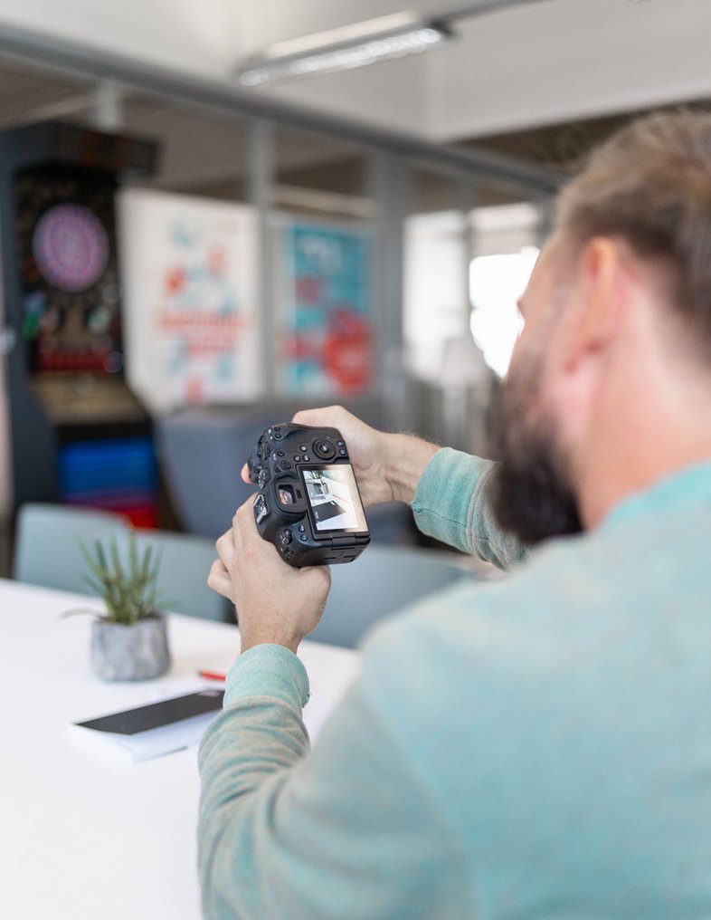Content Creation mit SIWA – SIWA Mitarbeiter mit Kamera beim Fotografieren